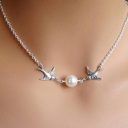 Stylish Faux Pearl Decorated Bird Pendant Necklace..