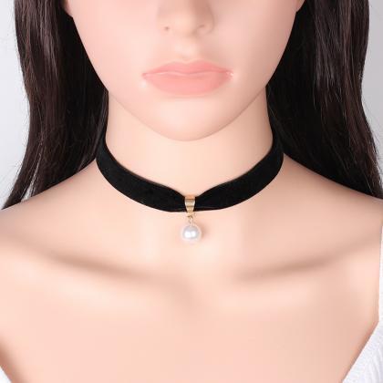 The natural pearl Velvet Necklace
