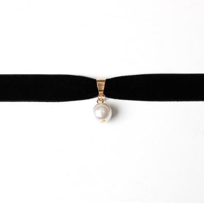 The natural pearl Velvet Necklace