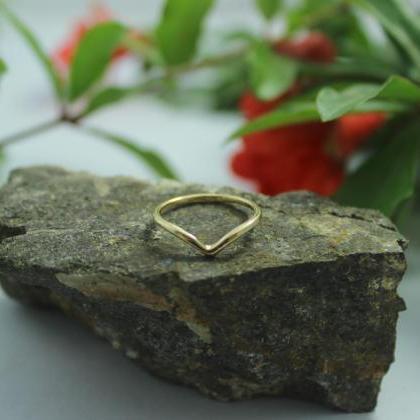 A Simple Delicate V-shaped Ring