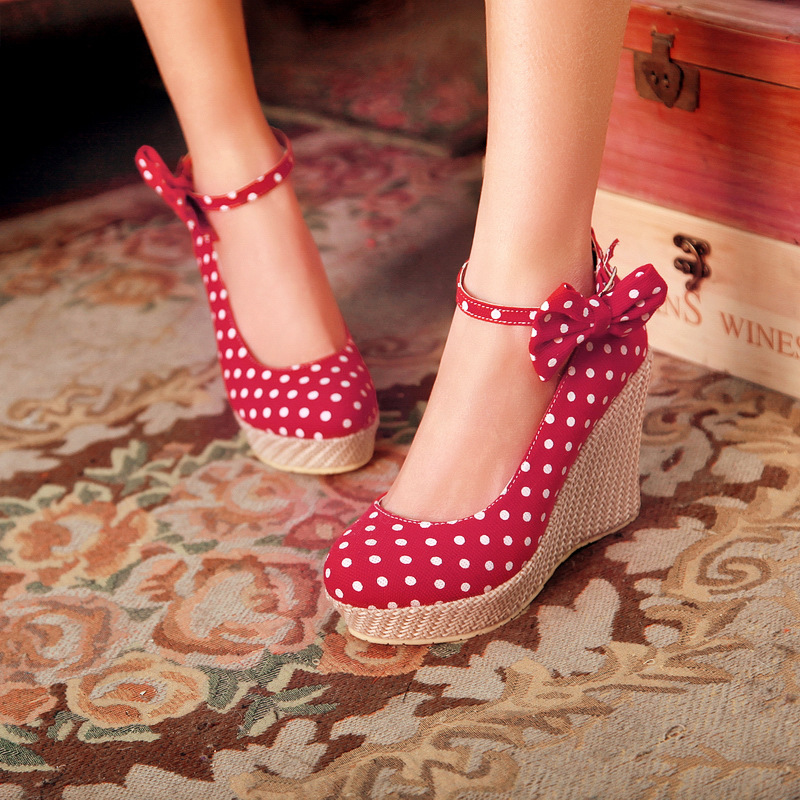 Round toe wedges hot sale