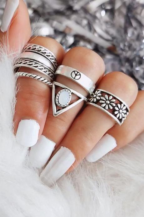 5 Pieces Women's Fashion Rings Simple Sweet Retro Hollow Carved Ring Set