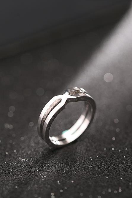 Han edition contracted 18 k platinum smooth hollow out geometric ring